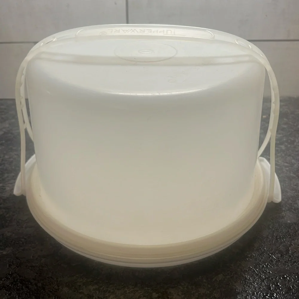 CAKE CARRIER VINTAGE TUPPERWARE with handle. 10 inch base. Lid is 6 inches tall.